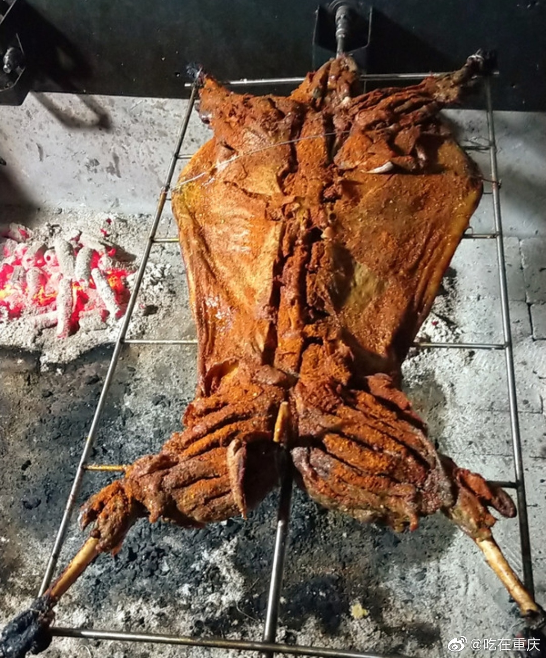这个冷飕飕的天气和冷飕飕的晚上,最适合吃烤全羊了