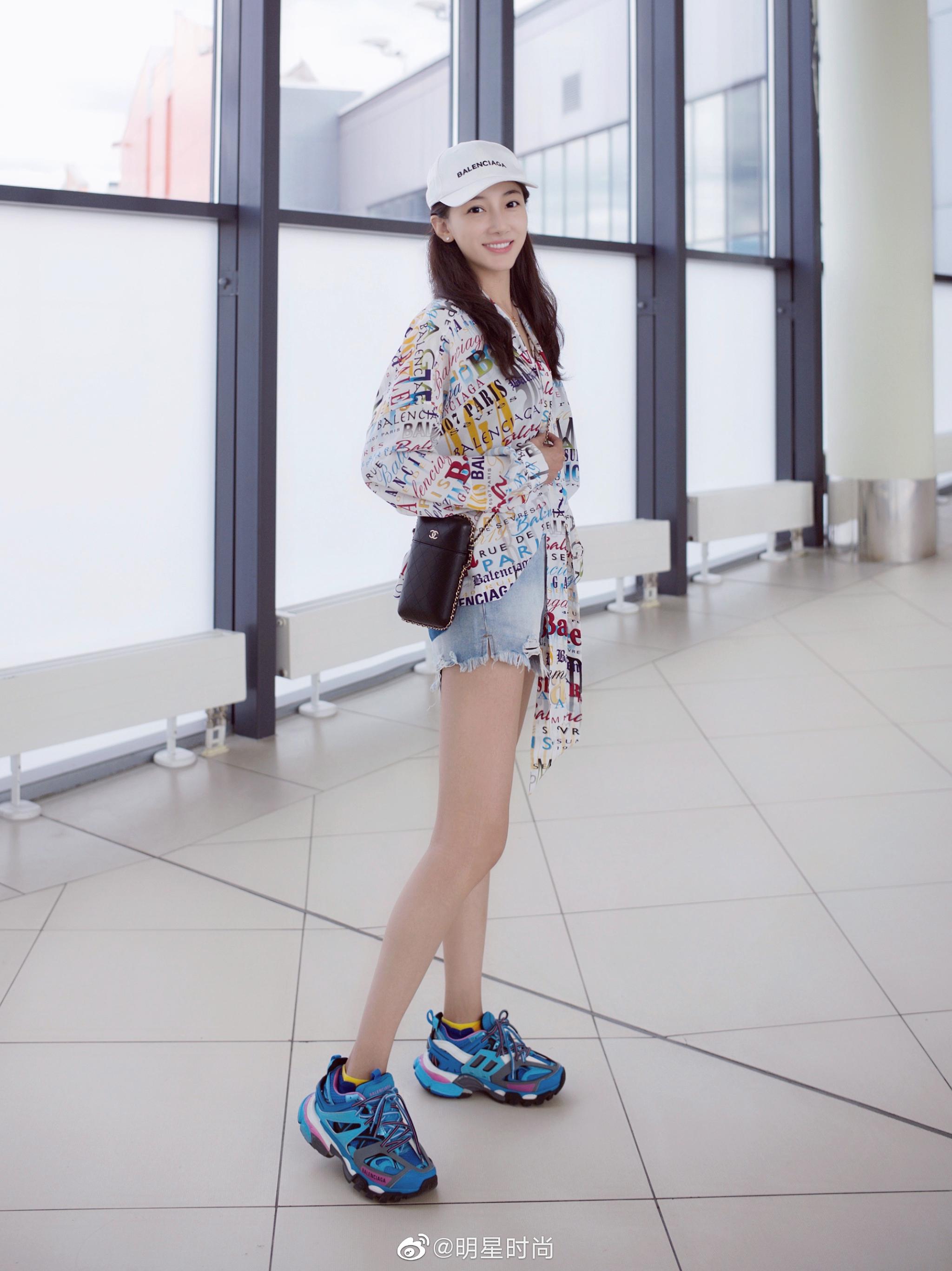 演员@吴茉彤 今日机场照新鲜出炉!身着balenciaga印花长袖