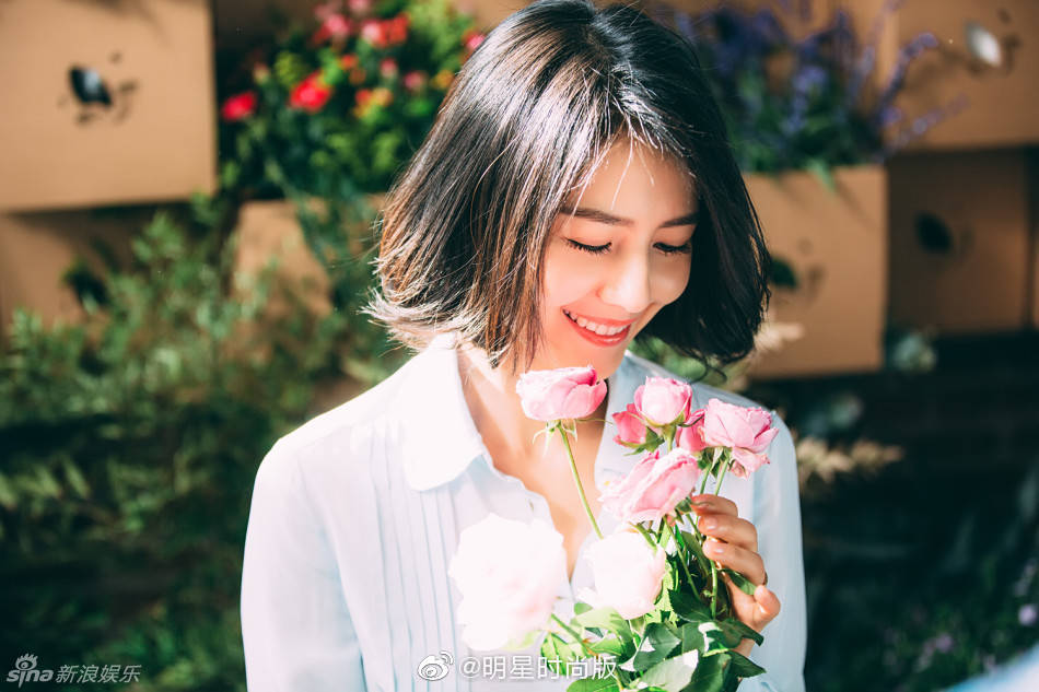 人比花还娇 高圆圆 穿着浅色衬衣 手捧鲜花 看起来十分温婉美好