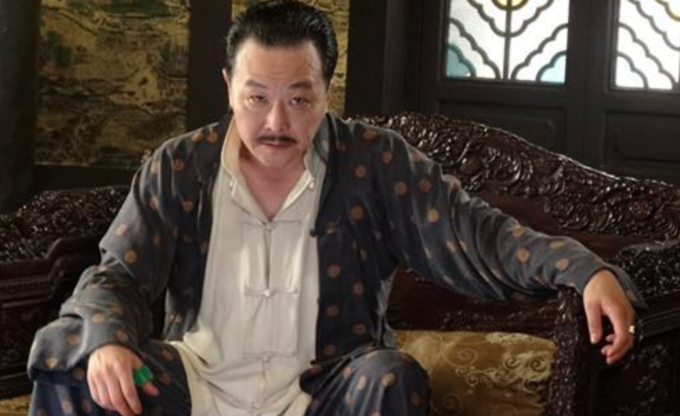 破冰行动中他是一位不起眼的小角色但是他有着双面人生