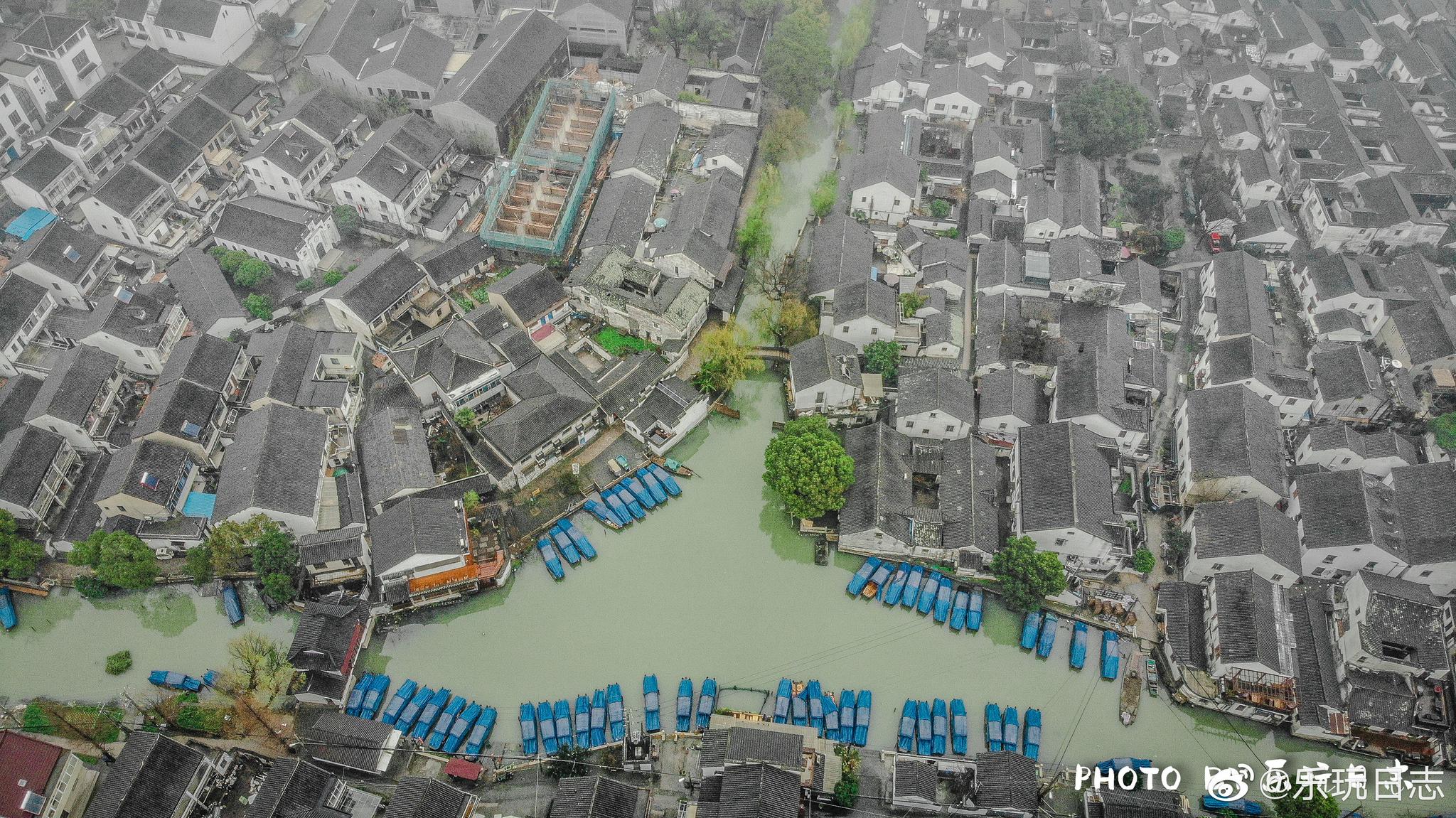 中国第一水乡周庄航拍图，乘船游周庄 醉美不过江南水乡。@周庄