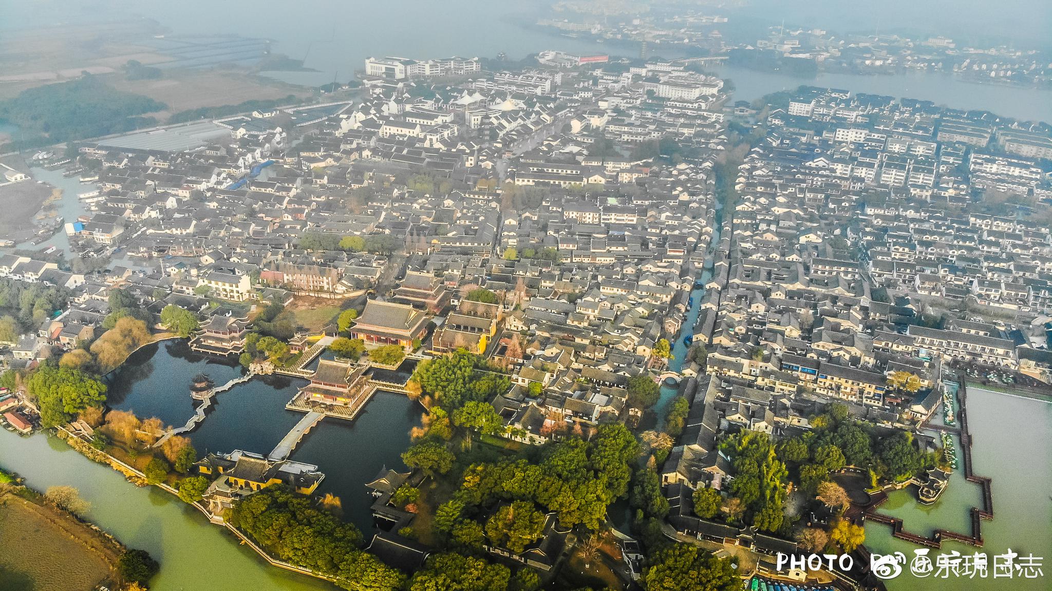 中国第一水乡周庄航拍图，乘船游周庄 醉美不过江南水乡。@周庄