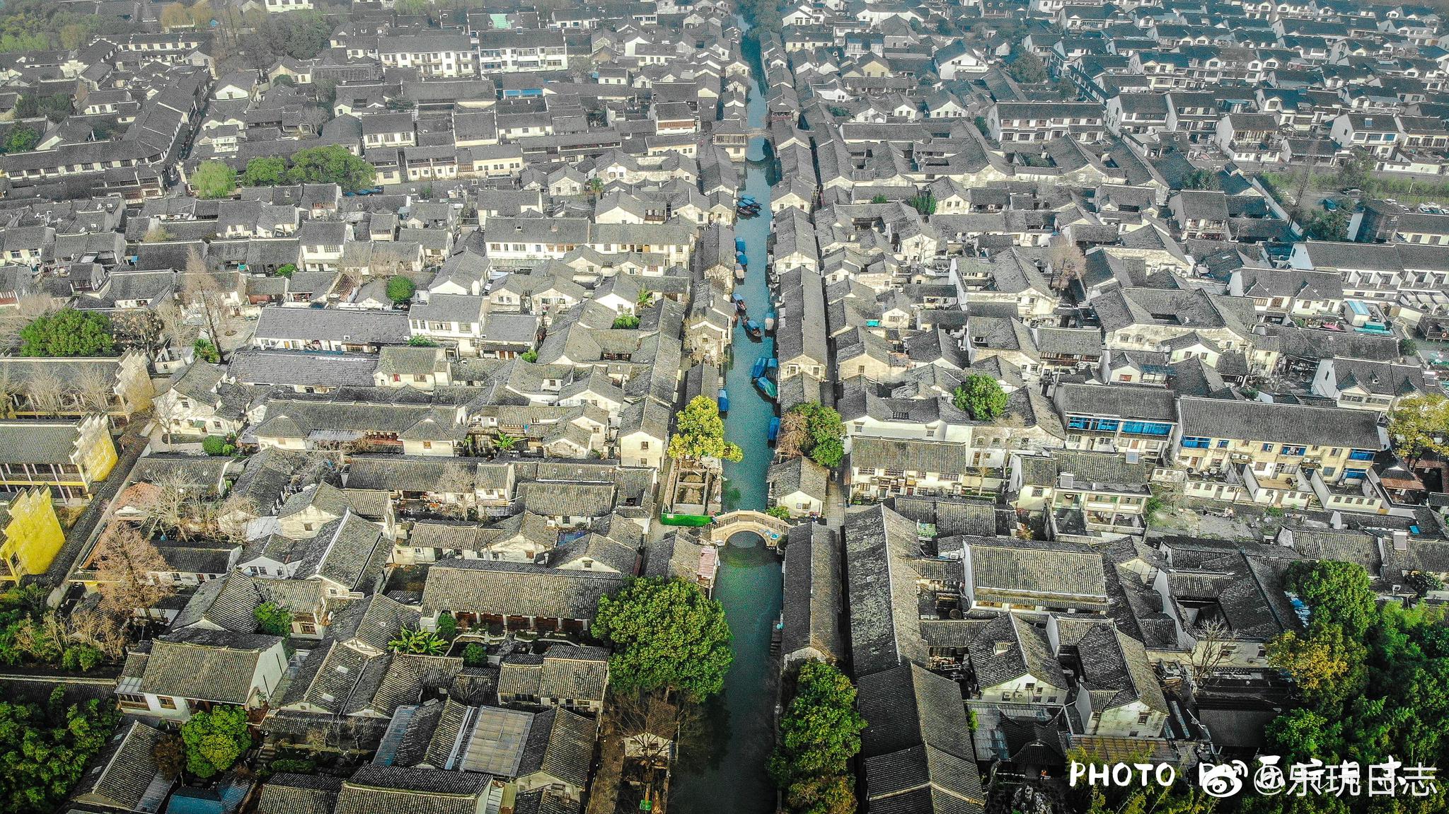 中国第一水乡周庄航拍图，乘船游周庄 醉美不过江南水乡。@周庄