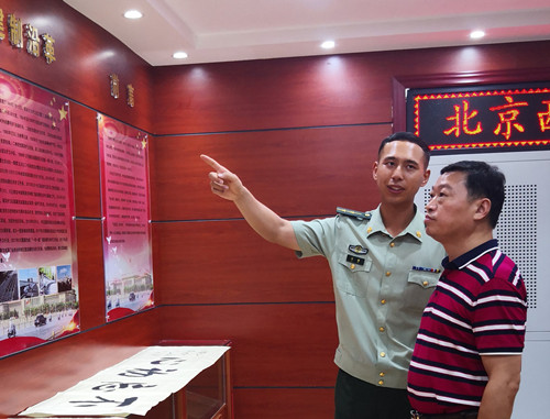 官兵开展文化交流2019年7月28日上午,文化部高级书画家赵景伟,葛长臻