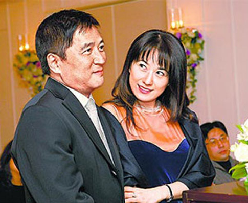 刘家良遗孀翁静晶55岁嫁豪门,扒扒头婚二婚都嫁豪门的好命女星