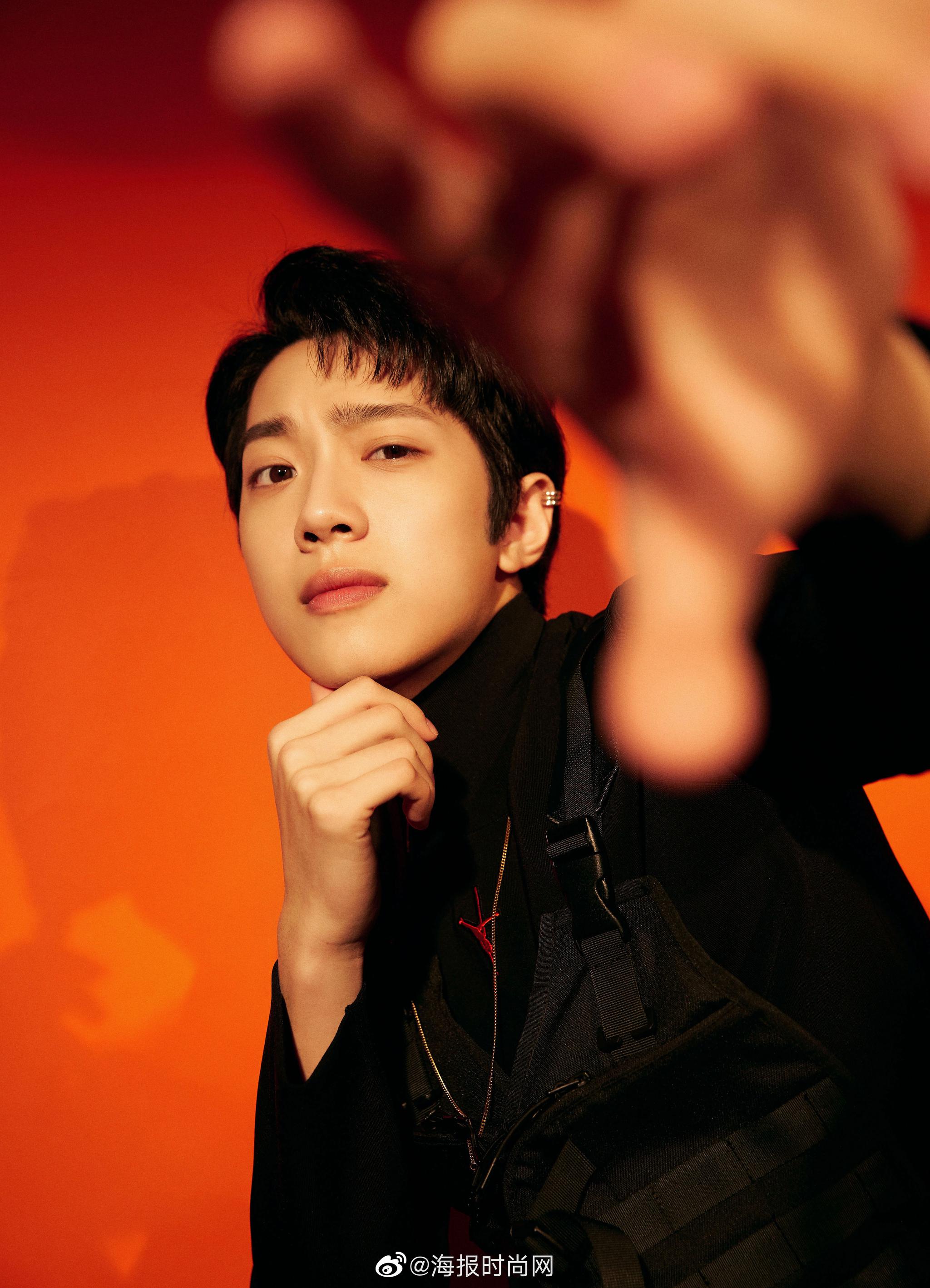 赖冠霖_edward 生日前夕出席超级企鹅联盟红蓝大战红毯