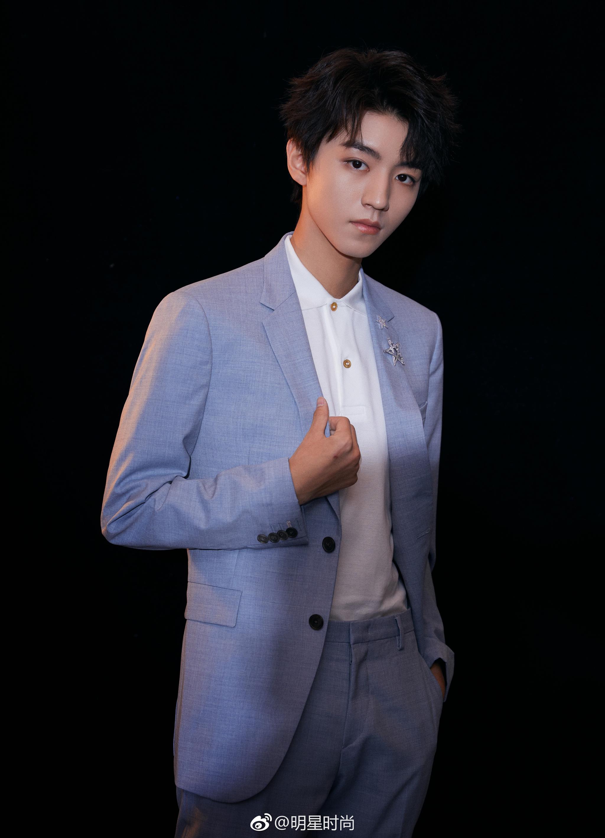 王俊凯身穿浅蓝色西装亮相活动,温柔帅气又雅致的少年太好看了!