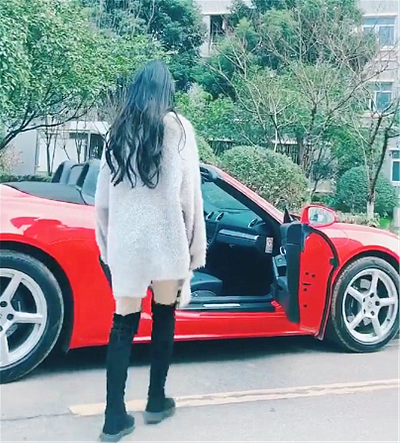 55万保时捷现街头看到女车主背影那一刻都没心思看车