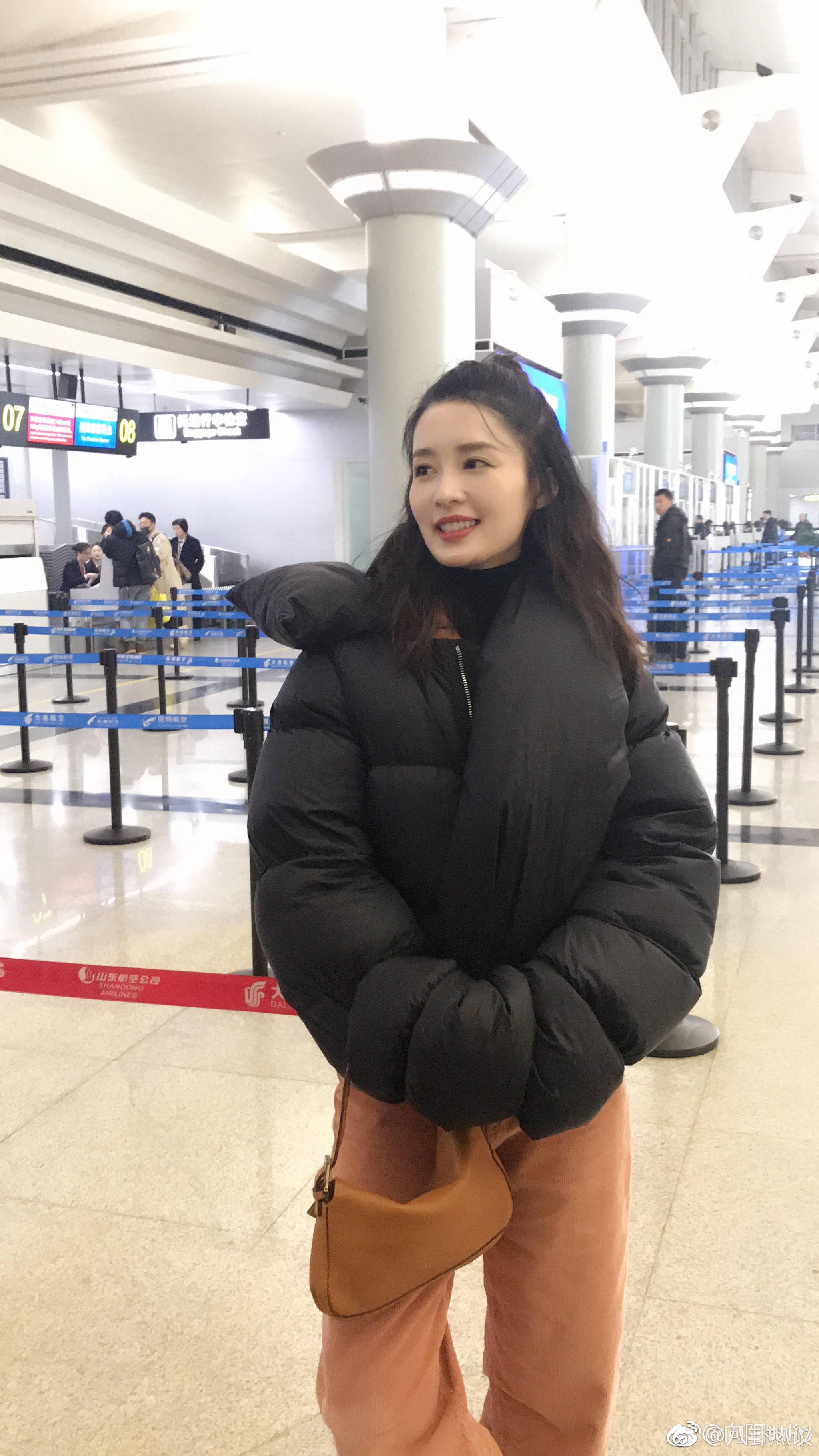 李沁今日份路人拍摄生图离开了美颜和滤镜这波颜值你给打几分