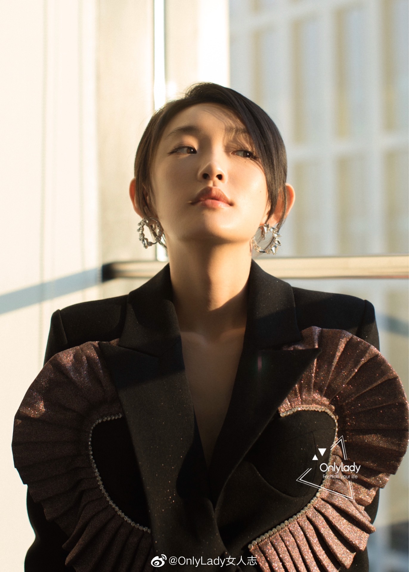 演员@周依然6 受邀出席某盛典,身穿黑色西装桃心裙