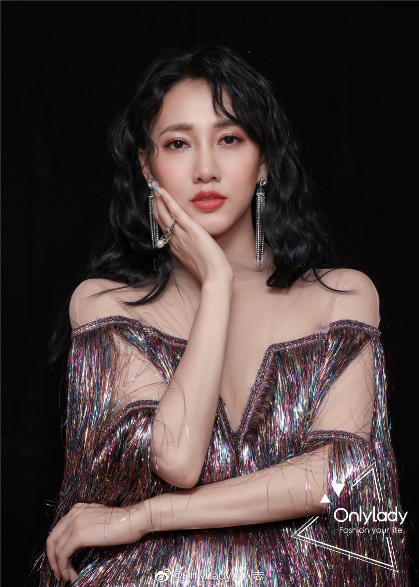 弦子在演唱个人单曲《喜欢》时,细细的嗓音更是唯美动听～ 67