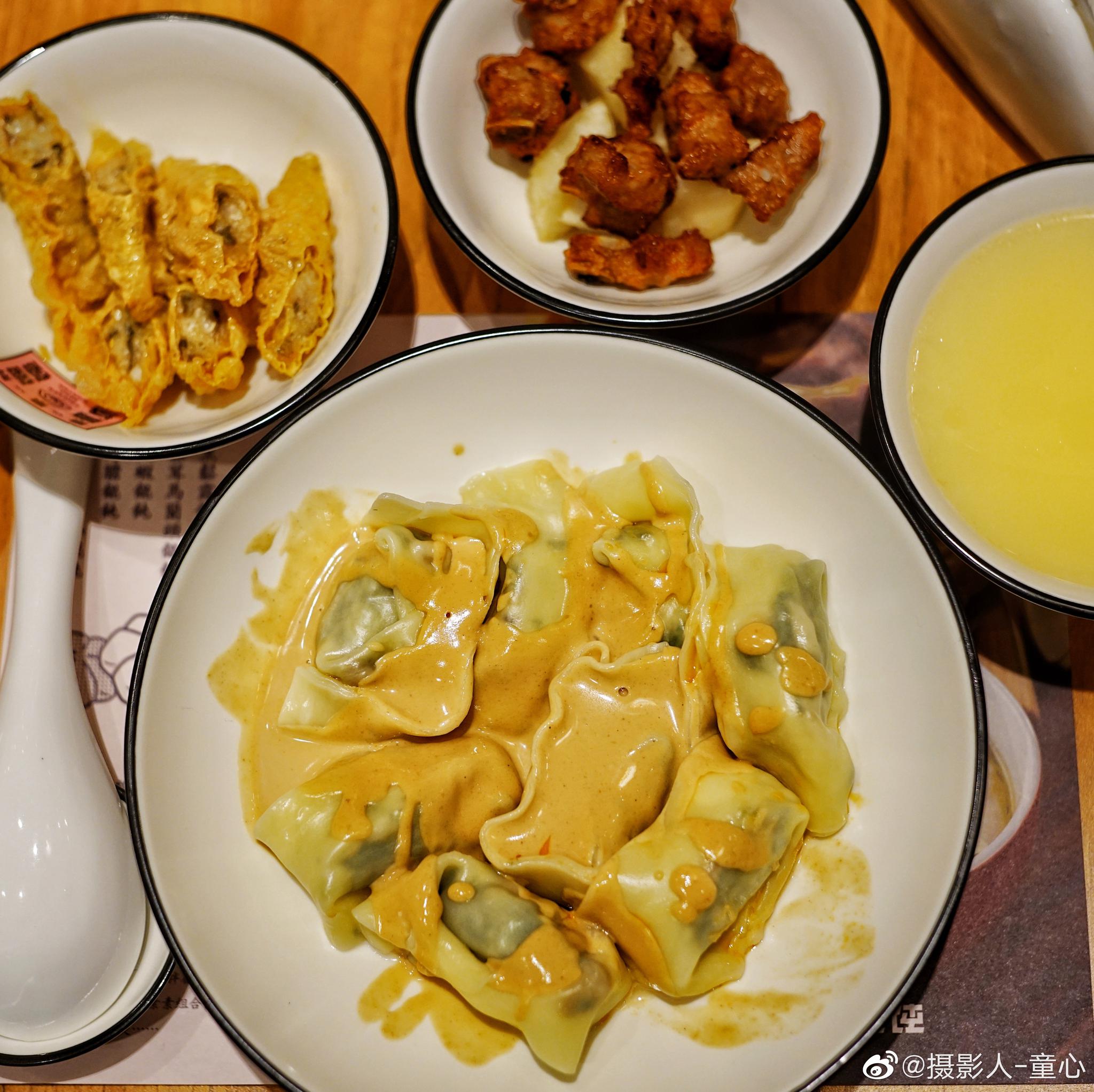 深夜食堂麻酱馄饨配鸡汤,鸡汤面加素鸡,真赞