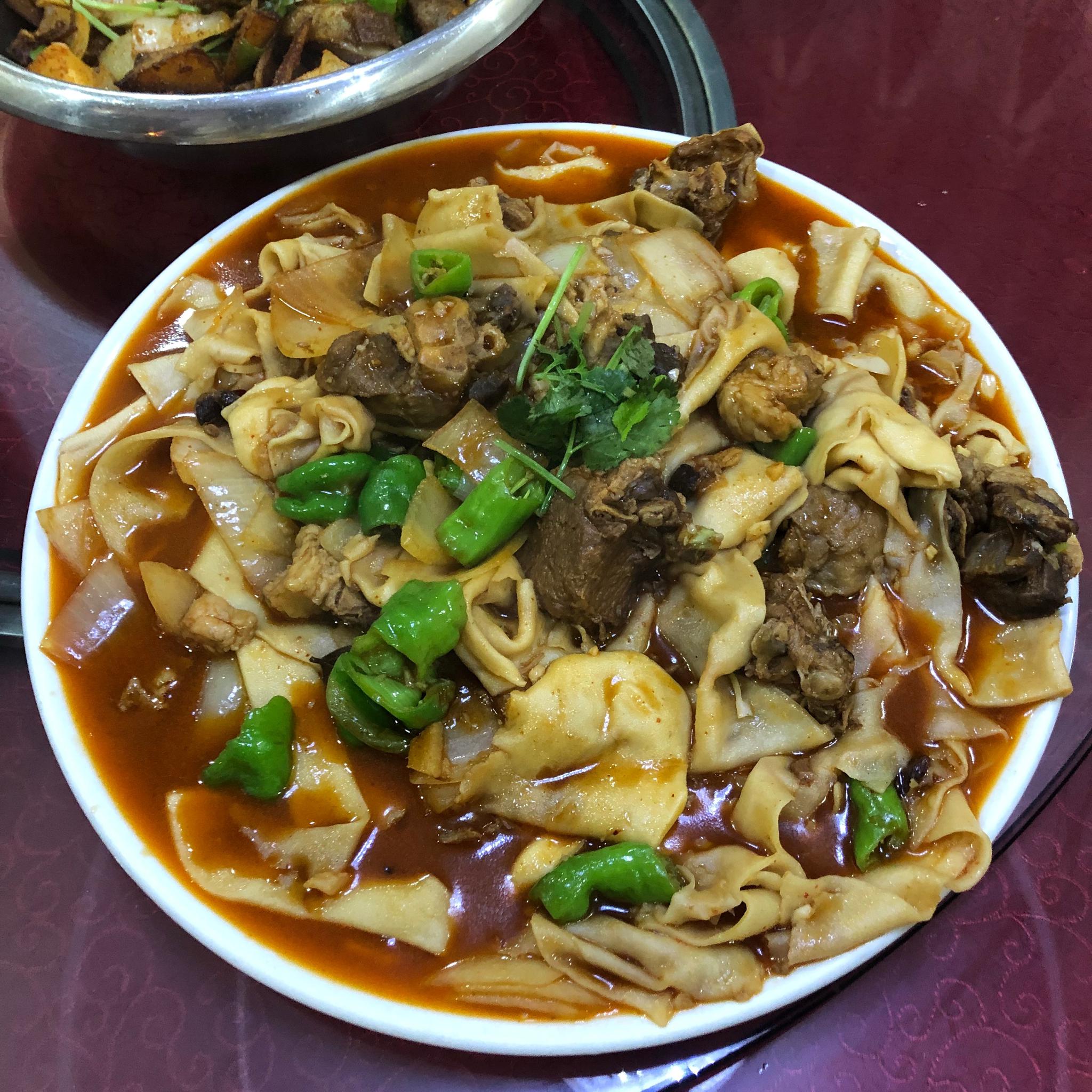 敦煌美食打卡炕锅羊排·敦煌炒榆钱·杏皮水·胡羊焖饼·驴肉春卷敲