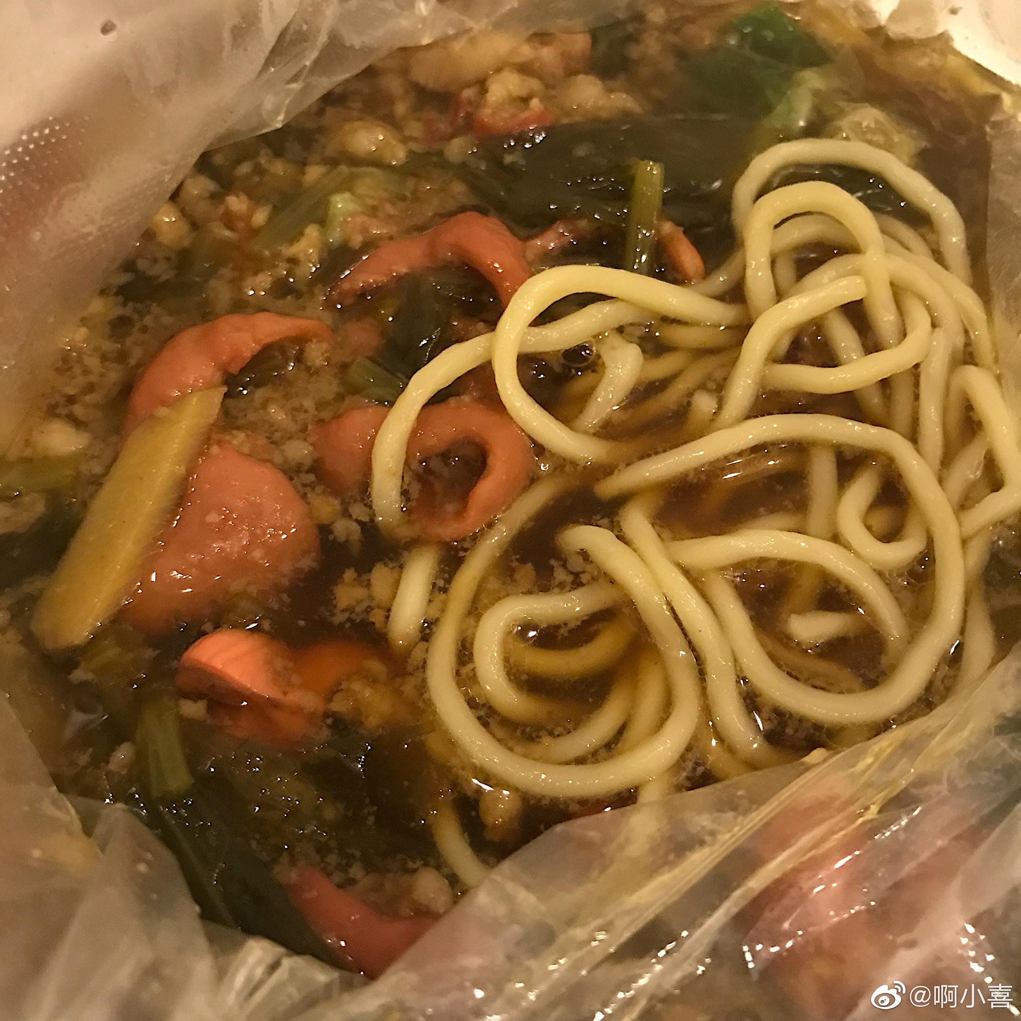 下雨天是不是就应该过 外面下雨声 屋里夜宵配电视剧 太舒服了吧