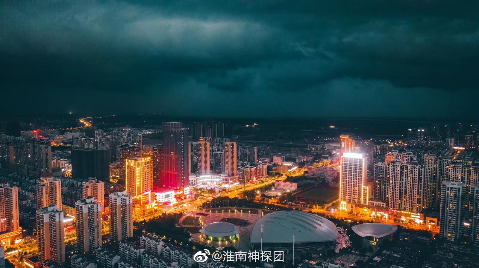 今晚,淮南上空乌云压城,堪比科幻大片!(拍摄者@阿陆photo )