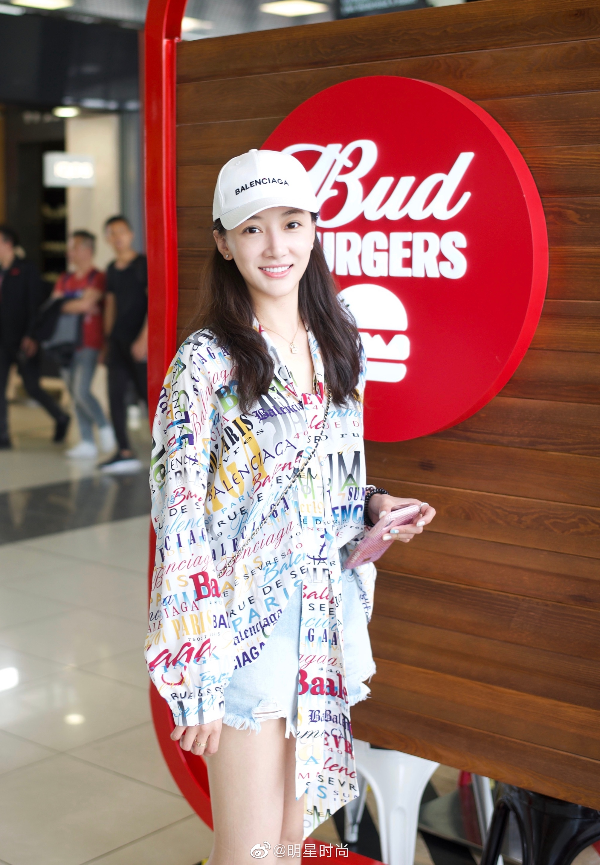 演员@吴茉彤 今日机场照新鲜出炉!身着balenciaga印花长袖
