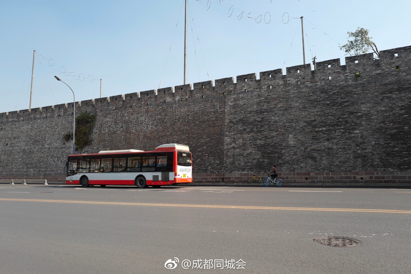 成都北较场西路有面青砖斑驳的环城古城墙,是历史的遗迹|古城墙|青砖|