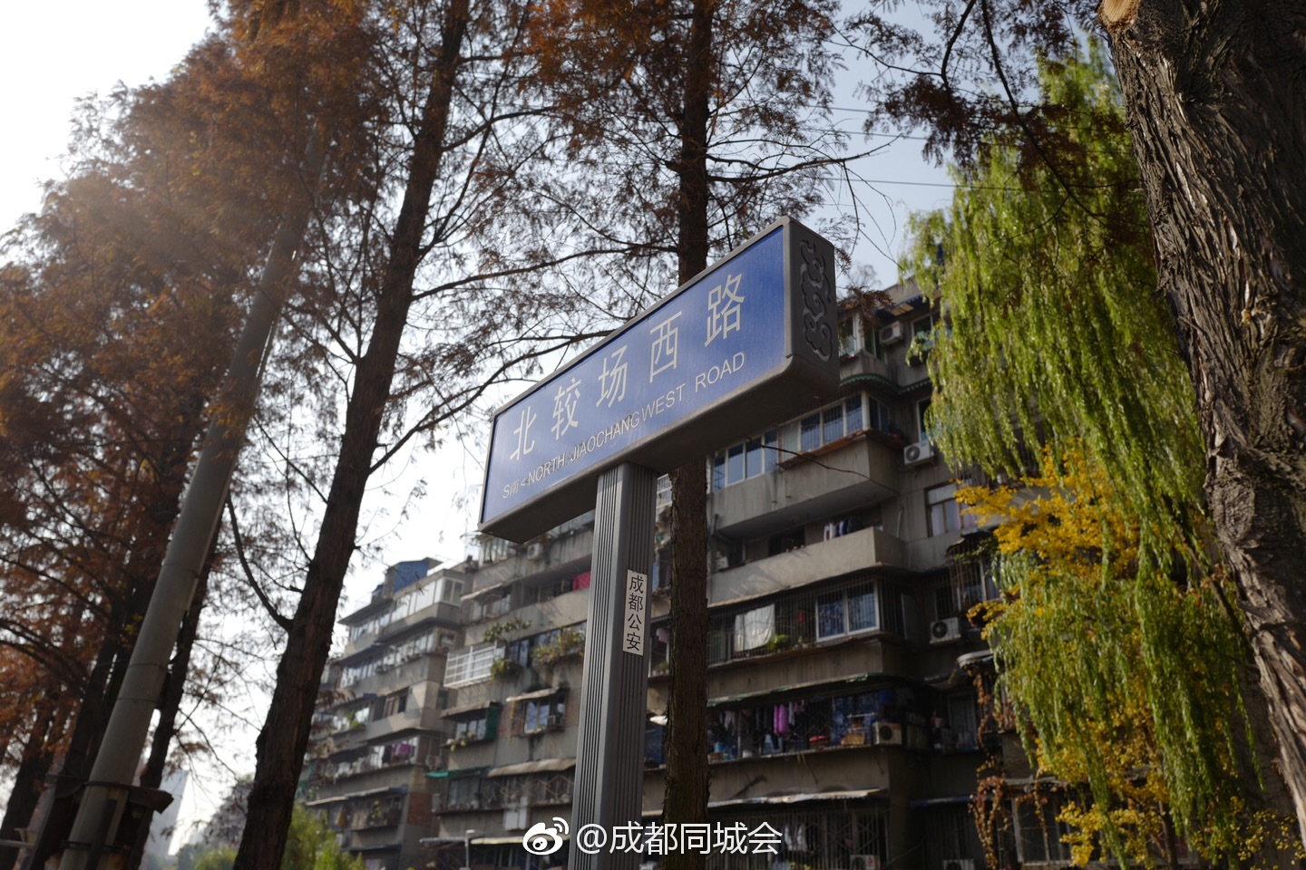 成都北较场西路有面青砖斑驳的环城古城墙,是历史的遗迹