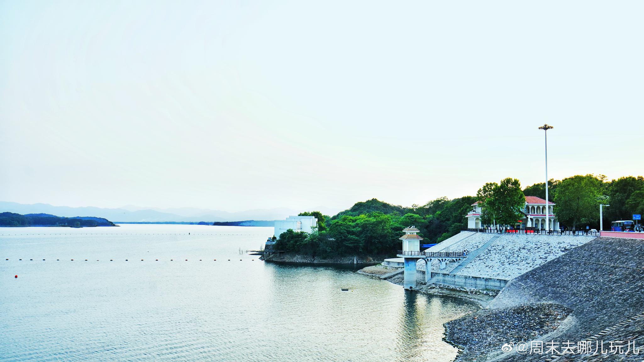 再次来到信阳南湾湖景区,但第一次走上大坝!放眼望去