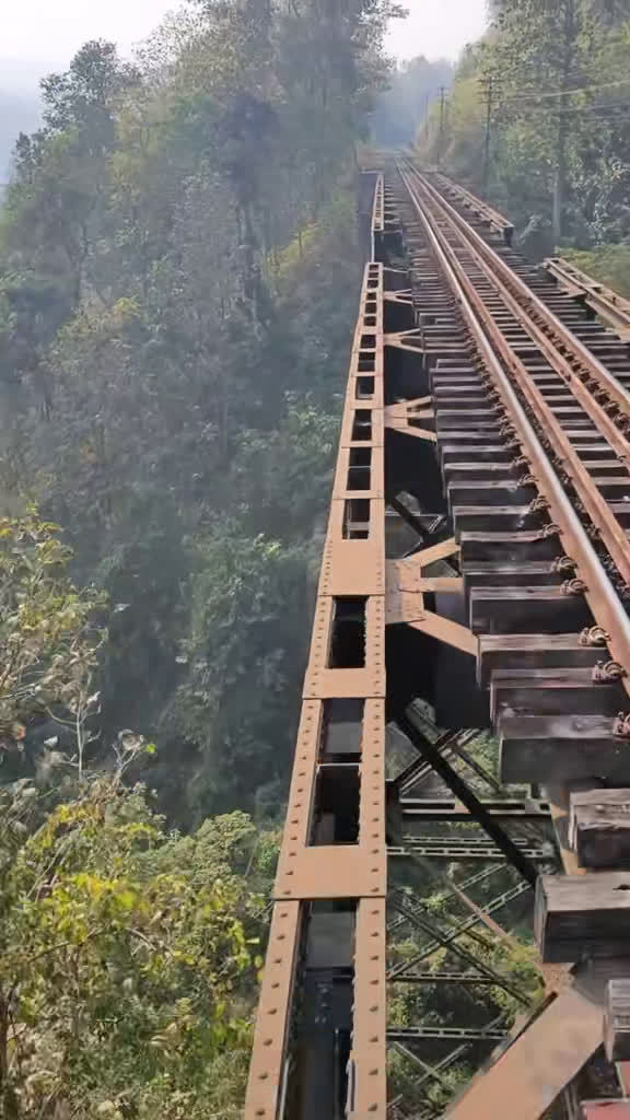 北碧府的死亡铁路,这个路段看着都觉得心惊胆颤.悬空的.