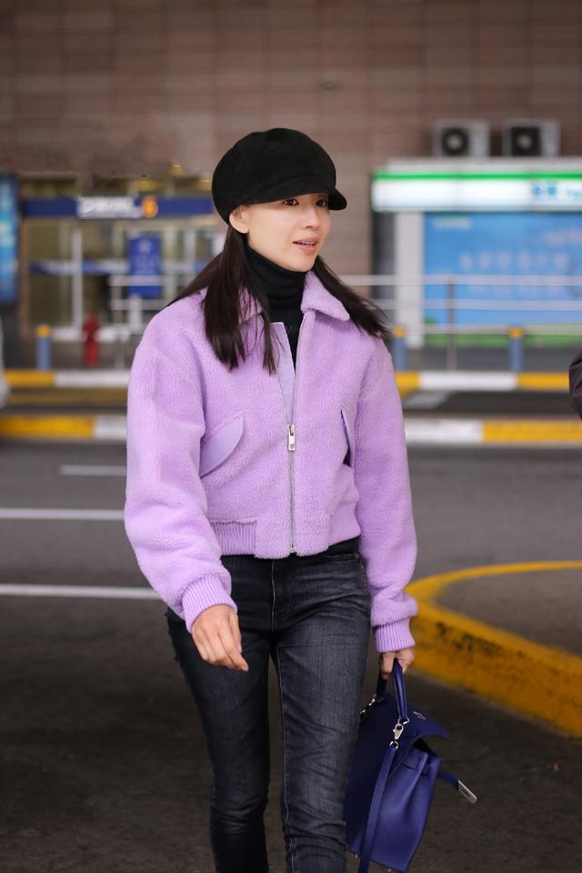 董洁终于不低调穿香芋紫毛绒外套走机场减龄又甜美哪像38岁