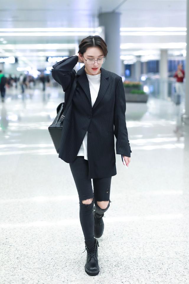 张馨予剪短发后气质大变样,条纹西装配破洞牛仔裤,攻气十足