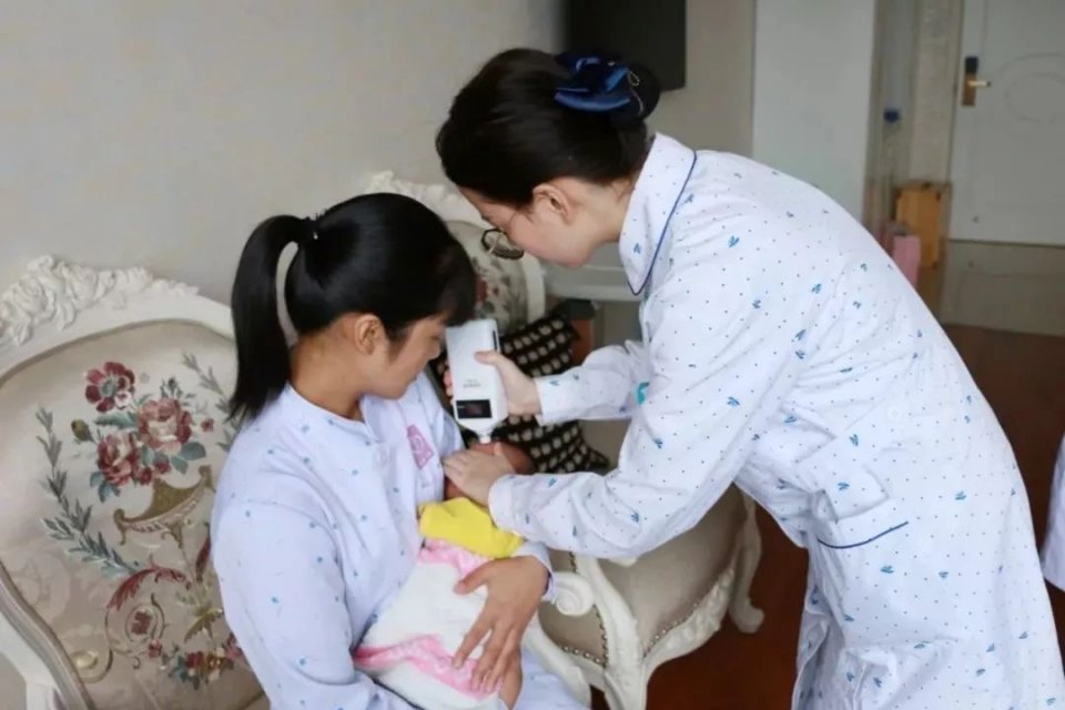 新生宝宝身体抱恙难发现?日常护理多留心,这三项指标要细细观察