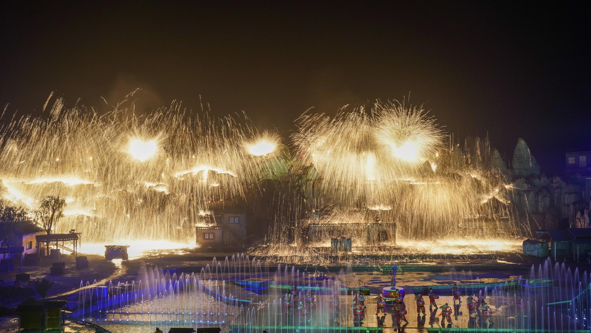 司徒小镇打铁花表演,45分钟一场铁与火的演绎,一次生与死的震撼!