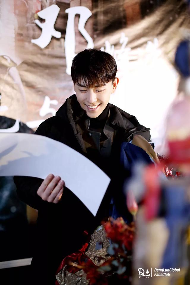 邓伦现身杀青应援活动,与粉丝合影,笑容满面,心情大好