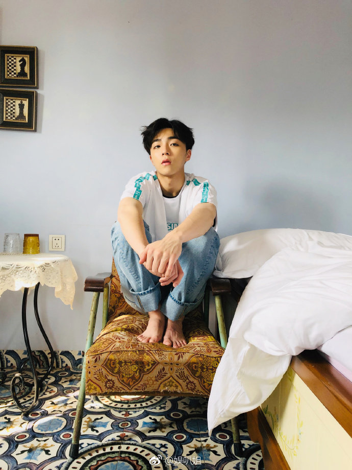 好久没有营业的农农在ins和微博同步分享了一张杂志照