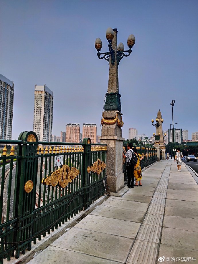 半新半旧的霁虹桥周边集中了老建筑新设施