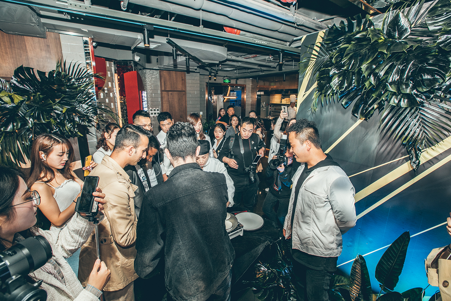 腾博汇游戏官网，这家贵阳标记性的小吃店，在贵阳最好的阛阓国贸广场搞事