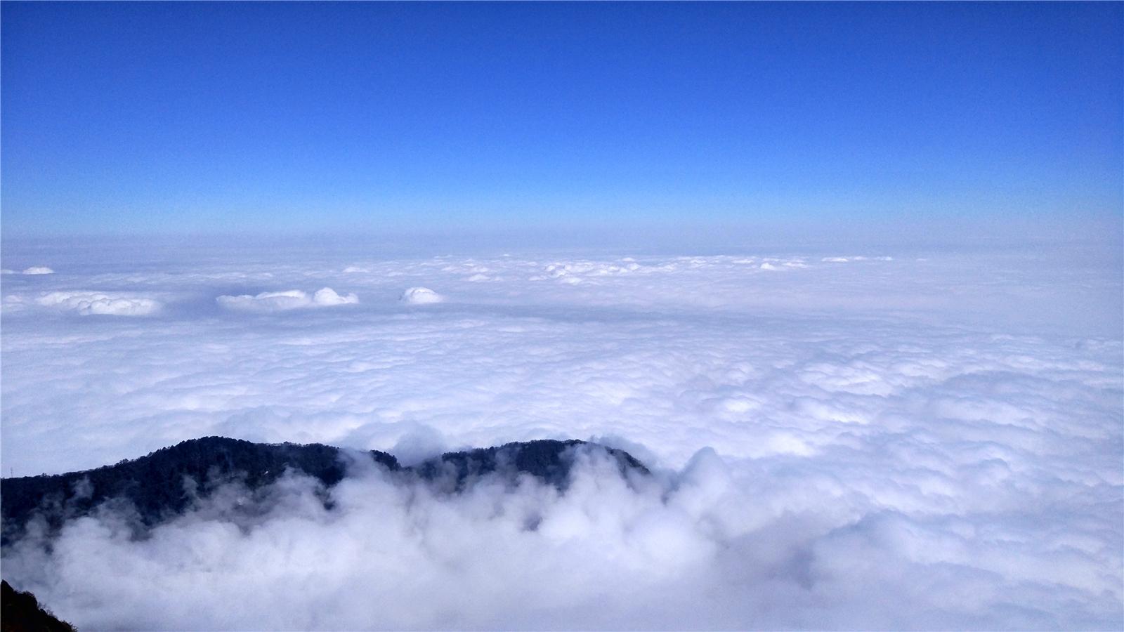 峨眉胜景在金顶,云海茫茫如仙境,难怪舍身崖诱惑人轻生