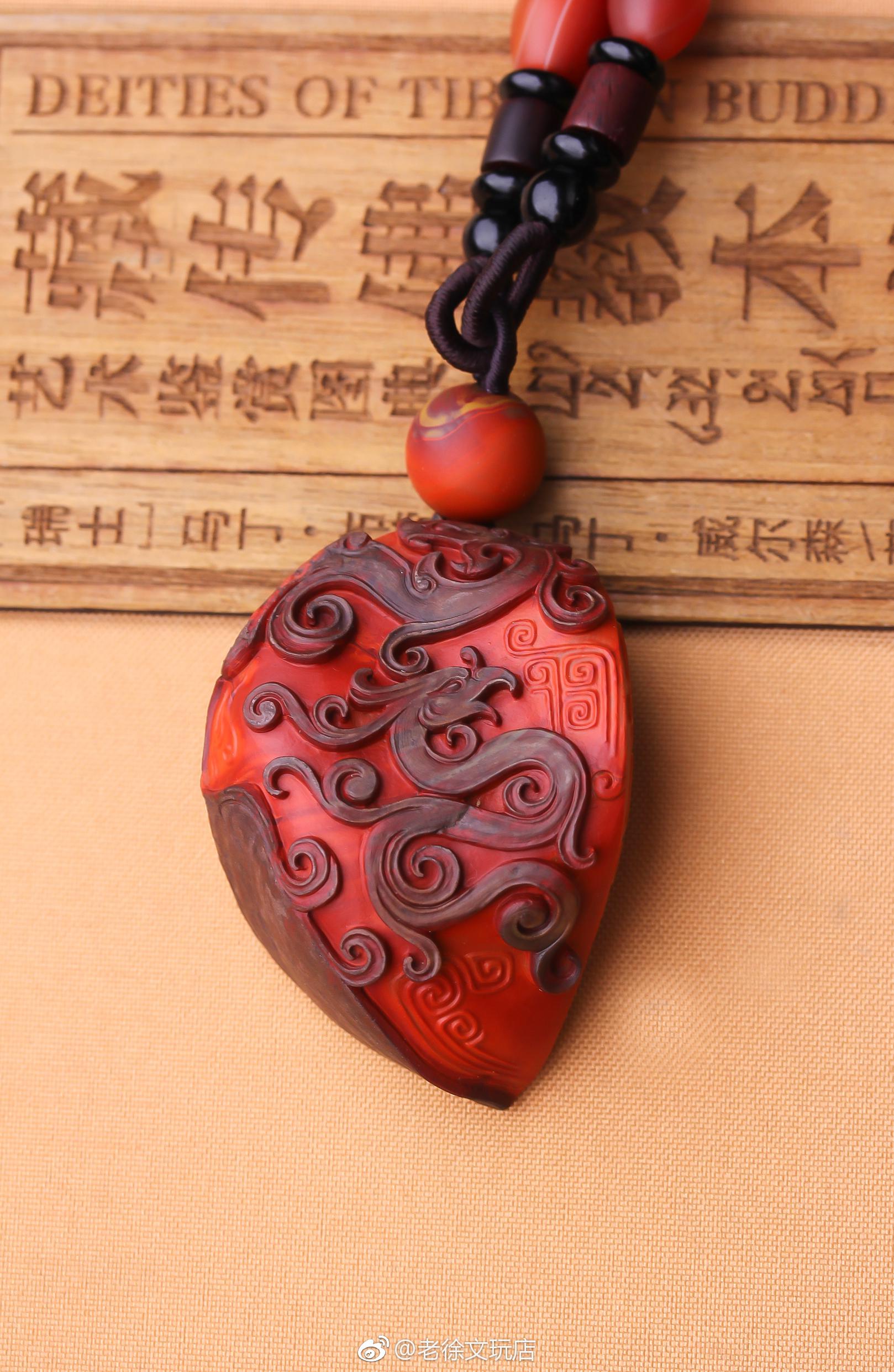 凉山九口包浆料,锦红色打底,颜色纯正,巧用俏色铁皮雕刻仿古龙凤,仿古