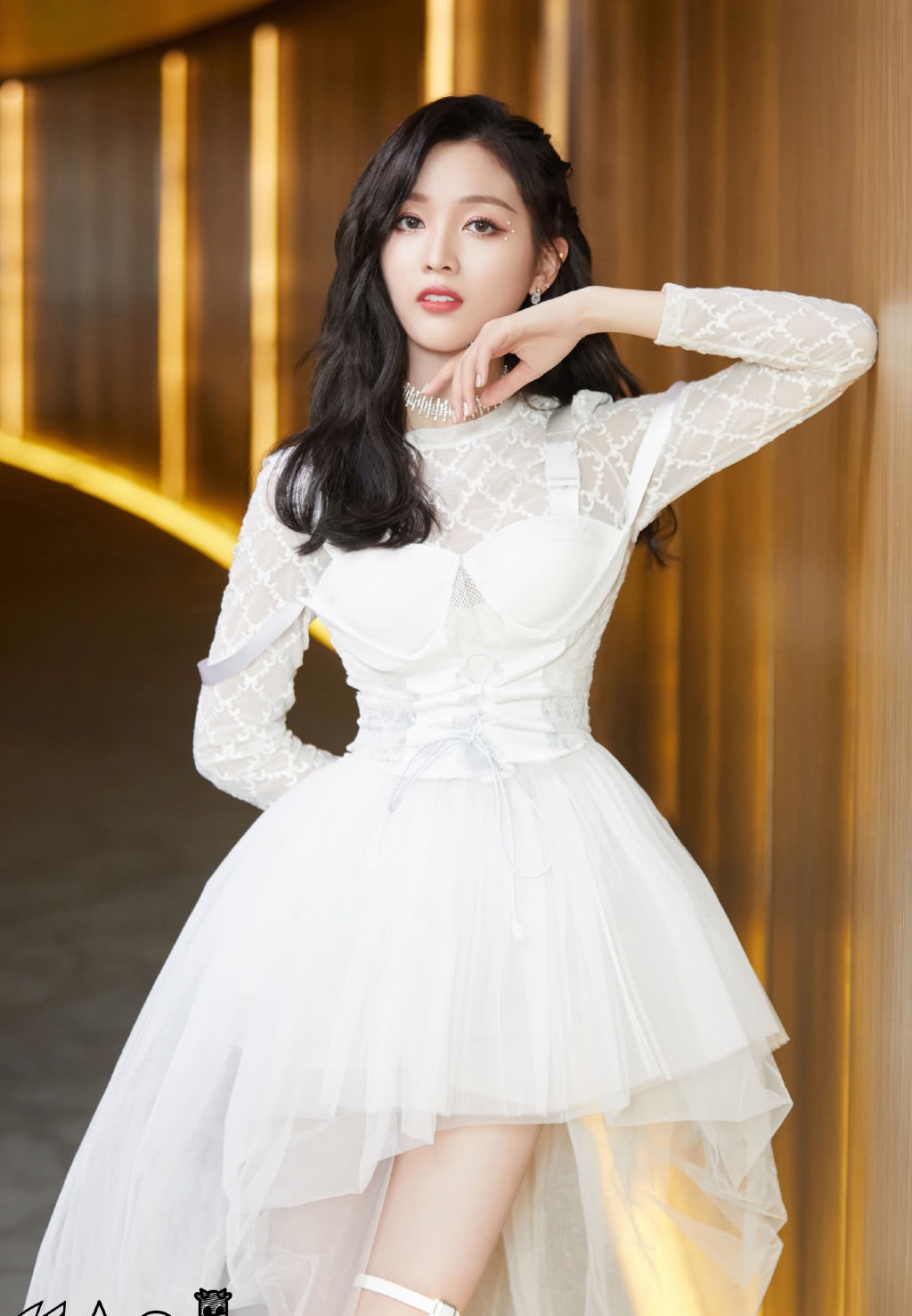 火箭少女走红毯吴宣仪穿纱裙秀美腿sunnee大胆挑战蕾丝造型