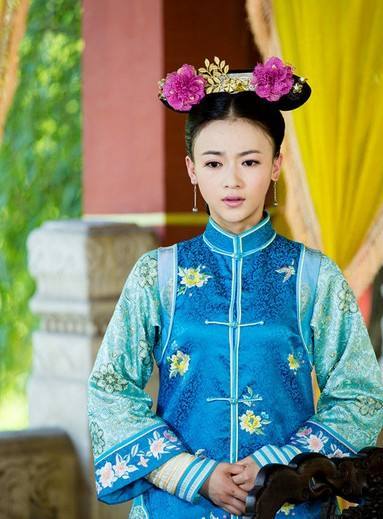 在古装剧《多情江山》中有一众妃嫔,但她饰演的只是太后身边的丫鬟