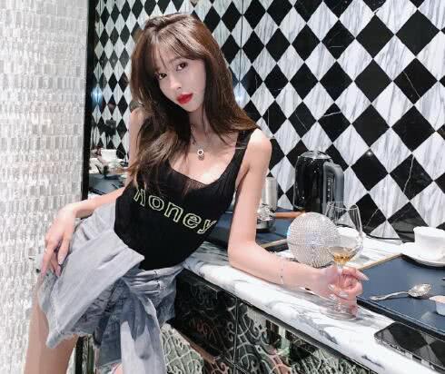 从照片上看,王静雅真是走的网红风,不论是身材颜值还是穿着打扮都是