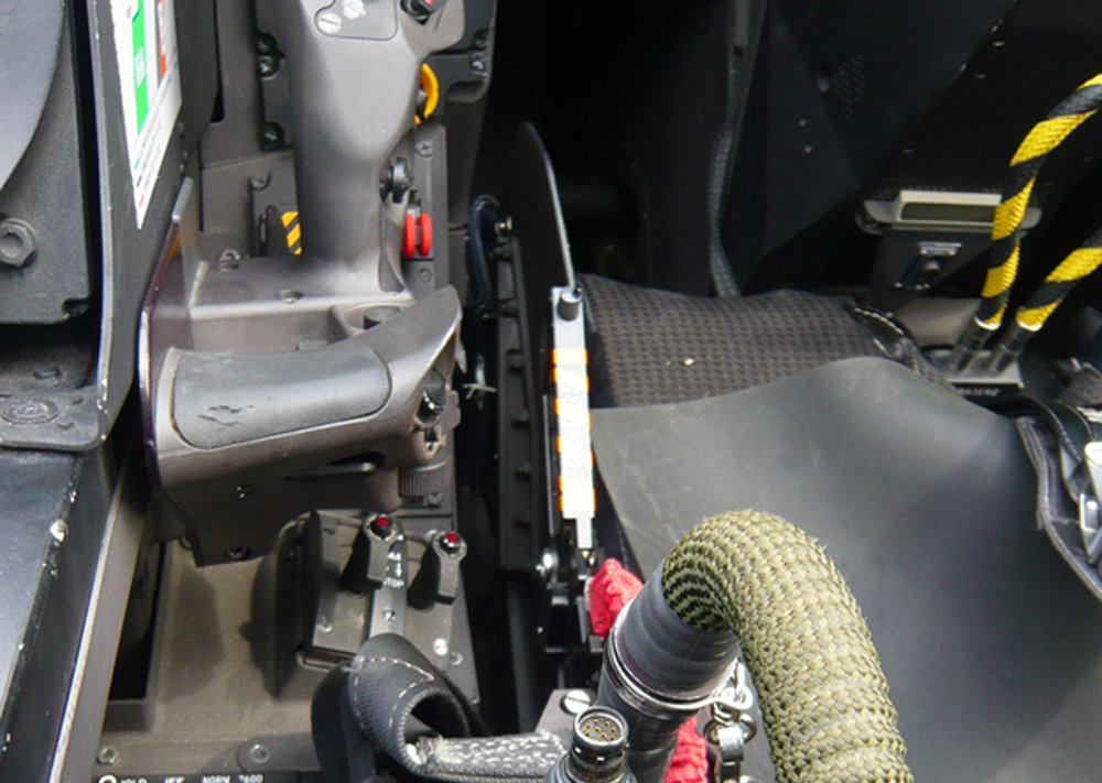 阵风的油门杆特别奇怪复杂,乍看像有左右两个操纵杆