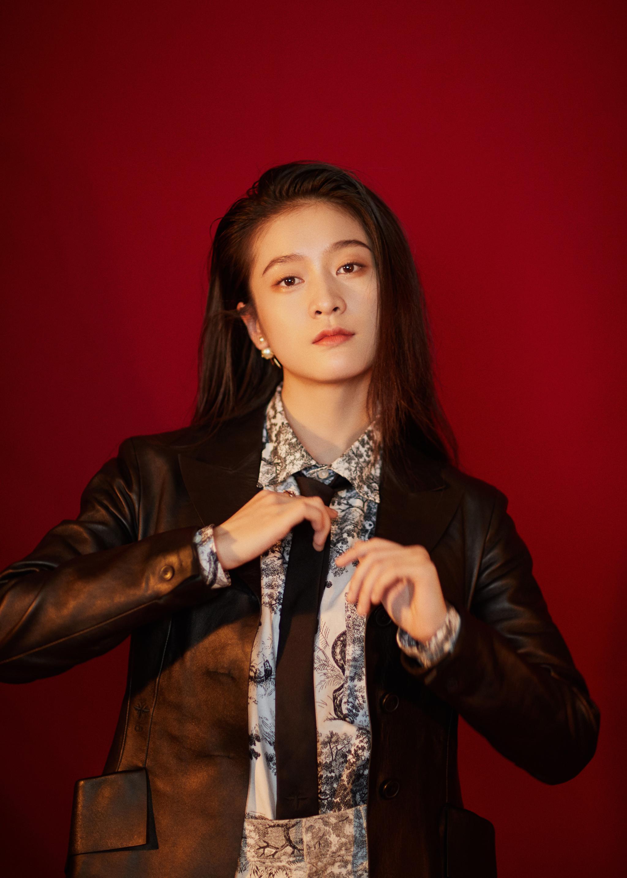 演员@张雪迎sophie 帅气有型的夹克映衬印花衬衫,兼具潇洒率性气息