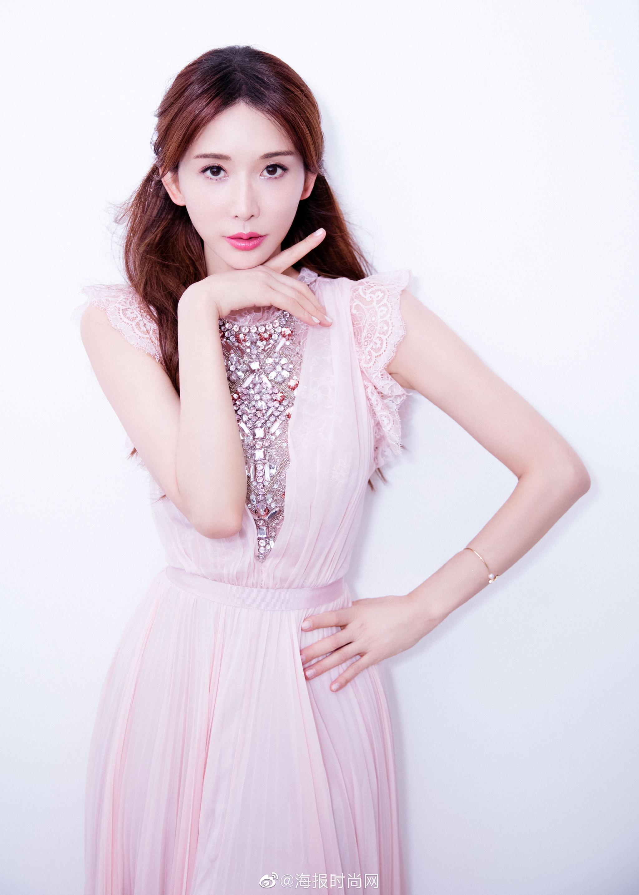 林志玲 在央视七夕晚会上变身"七彩蝴蝶仙子"空降现场并客串主持人