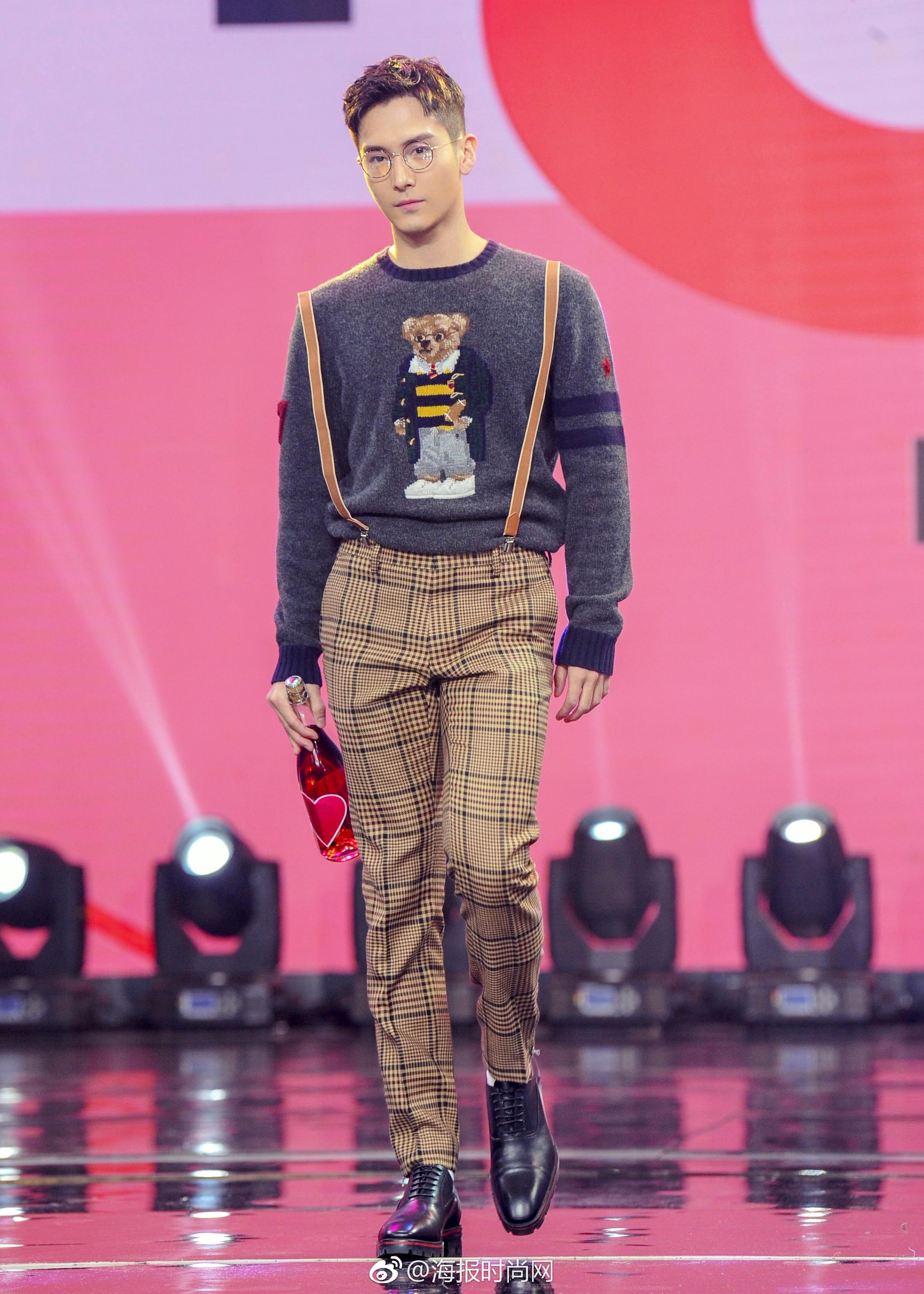 快乐大本营造型,身穿印有小熊图案的复古针织衫,搭配格纹背带长裤