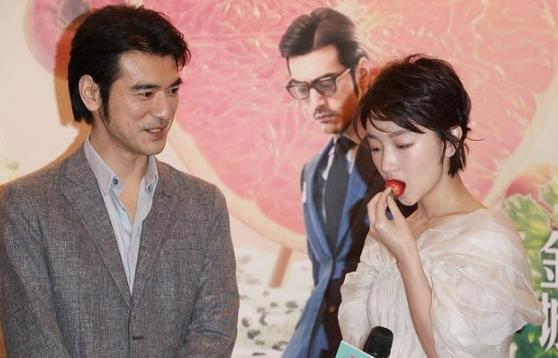 周冬雨台上安静吃草莓,金城武眼神有爱一脸宠溺