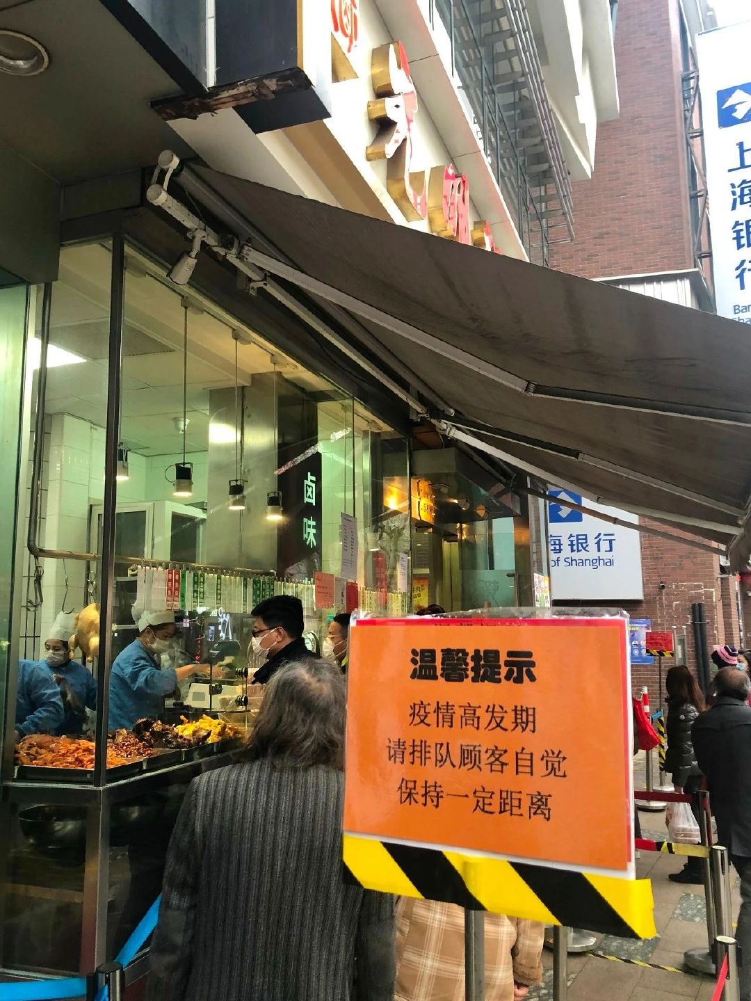 记者观察｜上海街道“苏醒”：“网红店”开始排长队，你敢去购物吗？