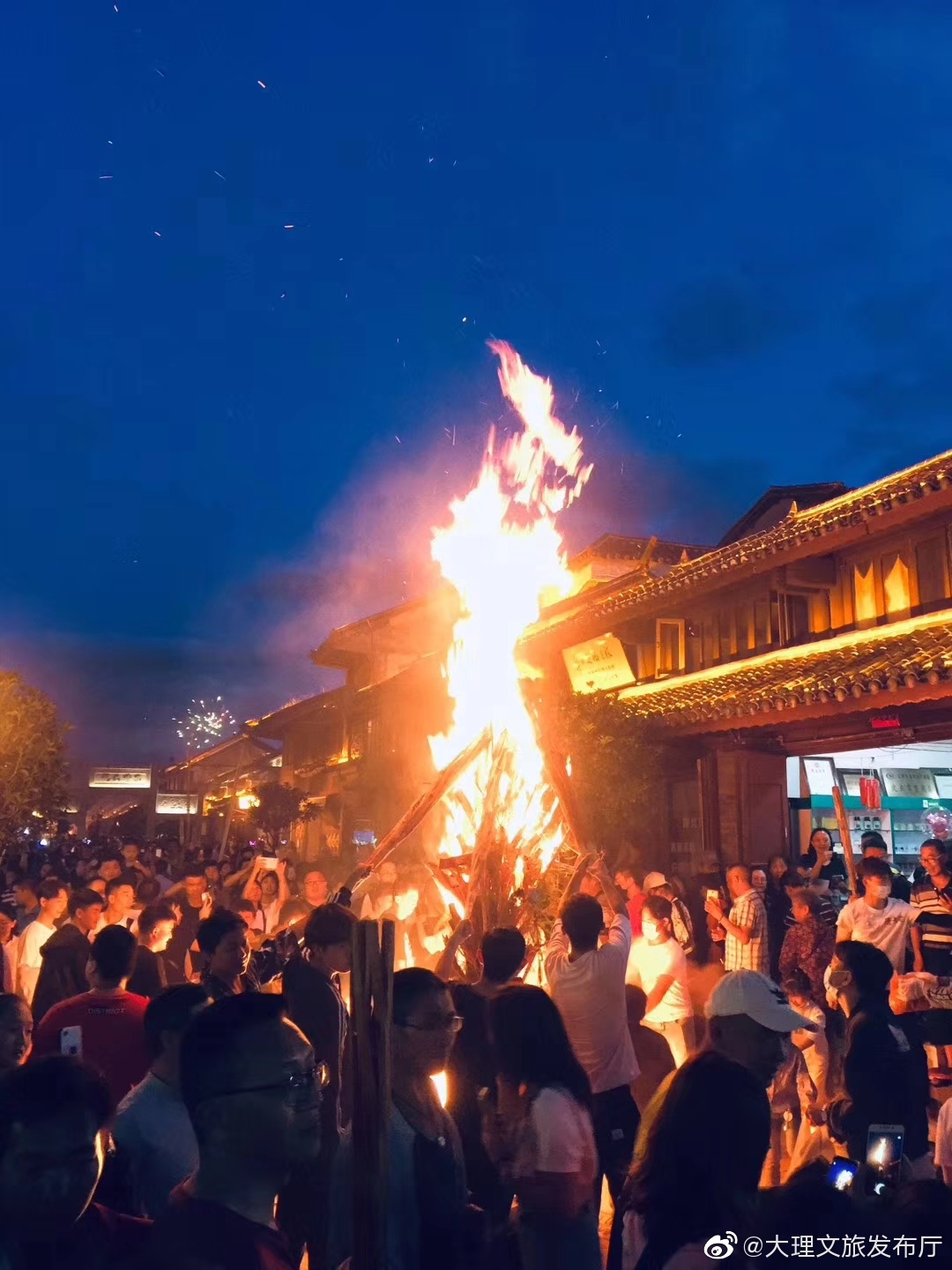 今晚,农历六月二十五,大理的火把节.村村寨寨竖火把,斗火把