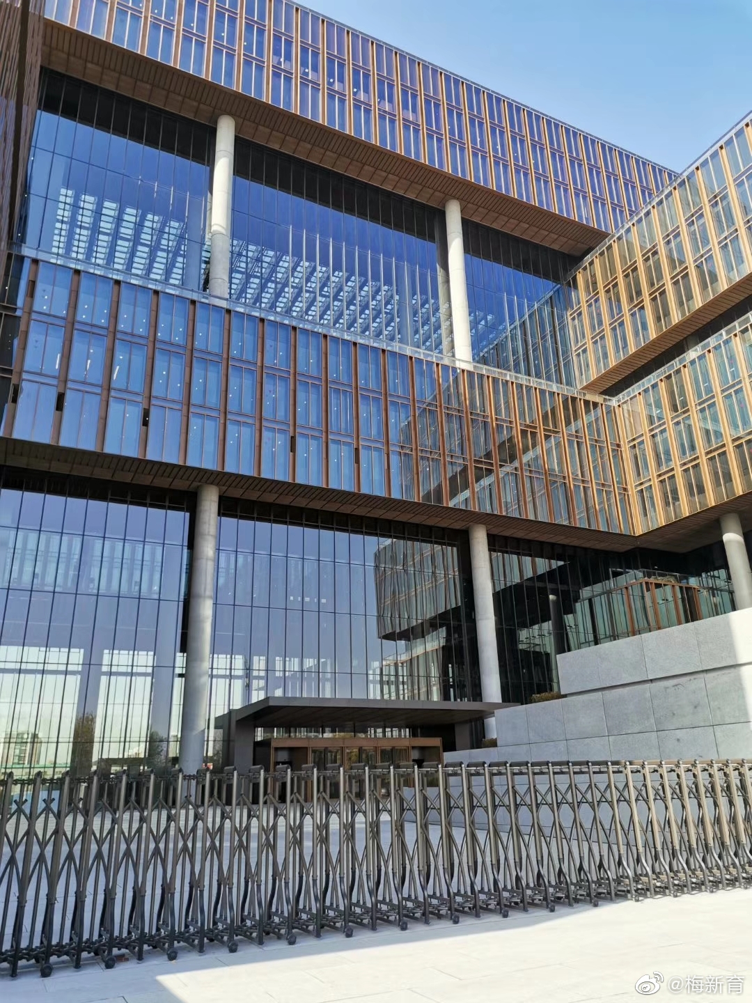 梅新育:亚洲金融大厦,不露声色展现文化自信