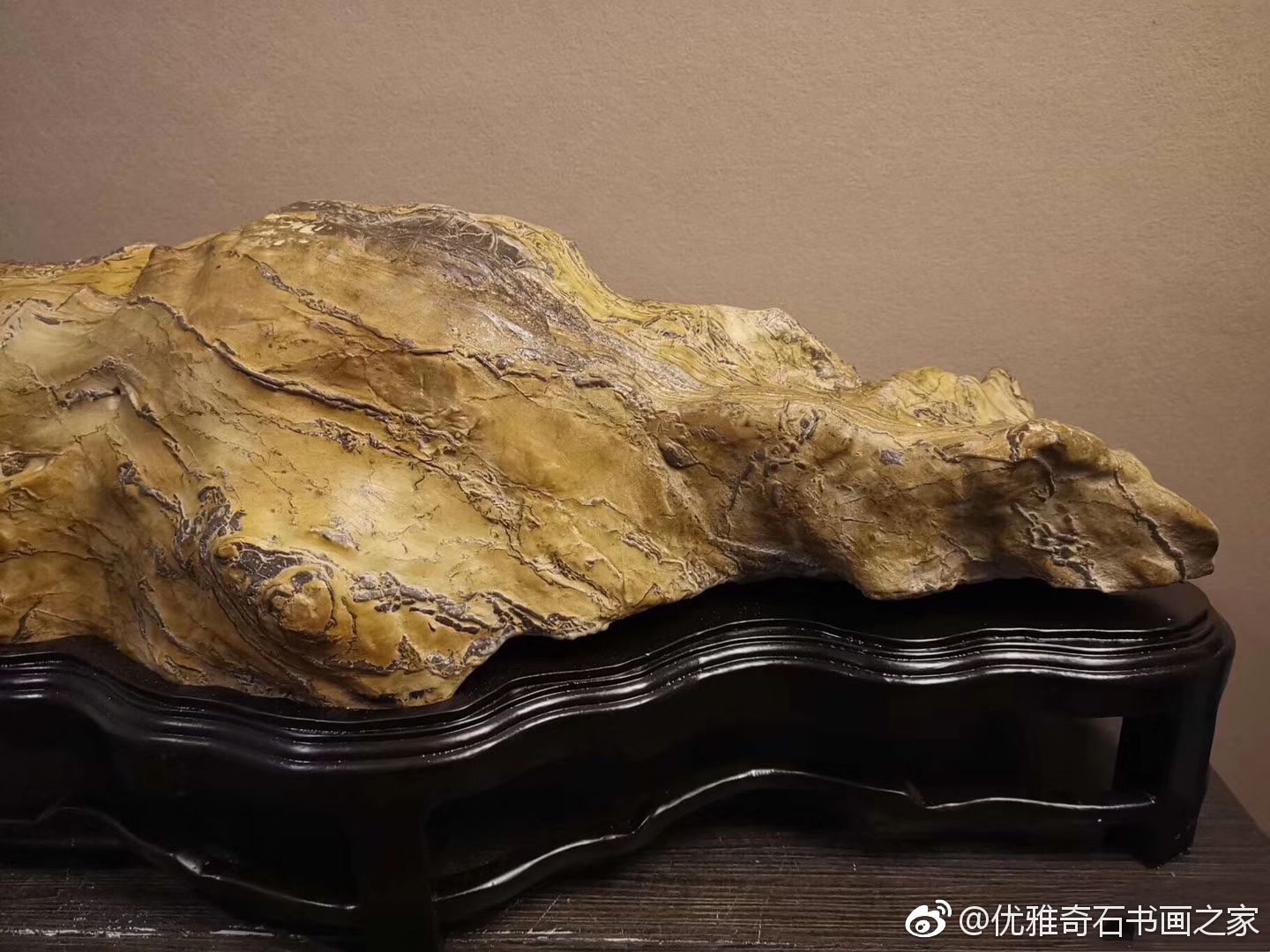 灵璧黄纹石(包含底座)此品为灵璧黄蛐蟮纹石,原石洗刷后清蜡