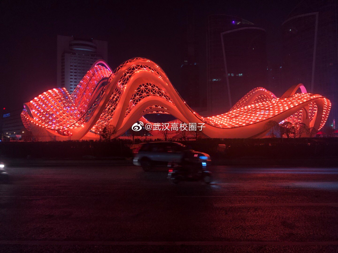 光谷广场大转盘星河你集齐几种颜色了