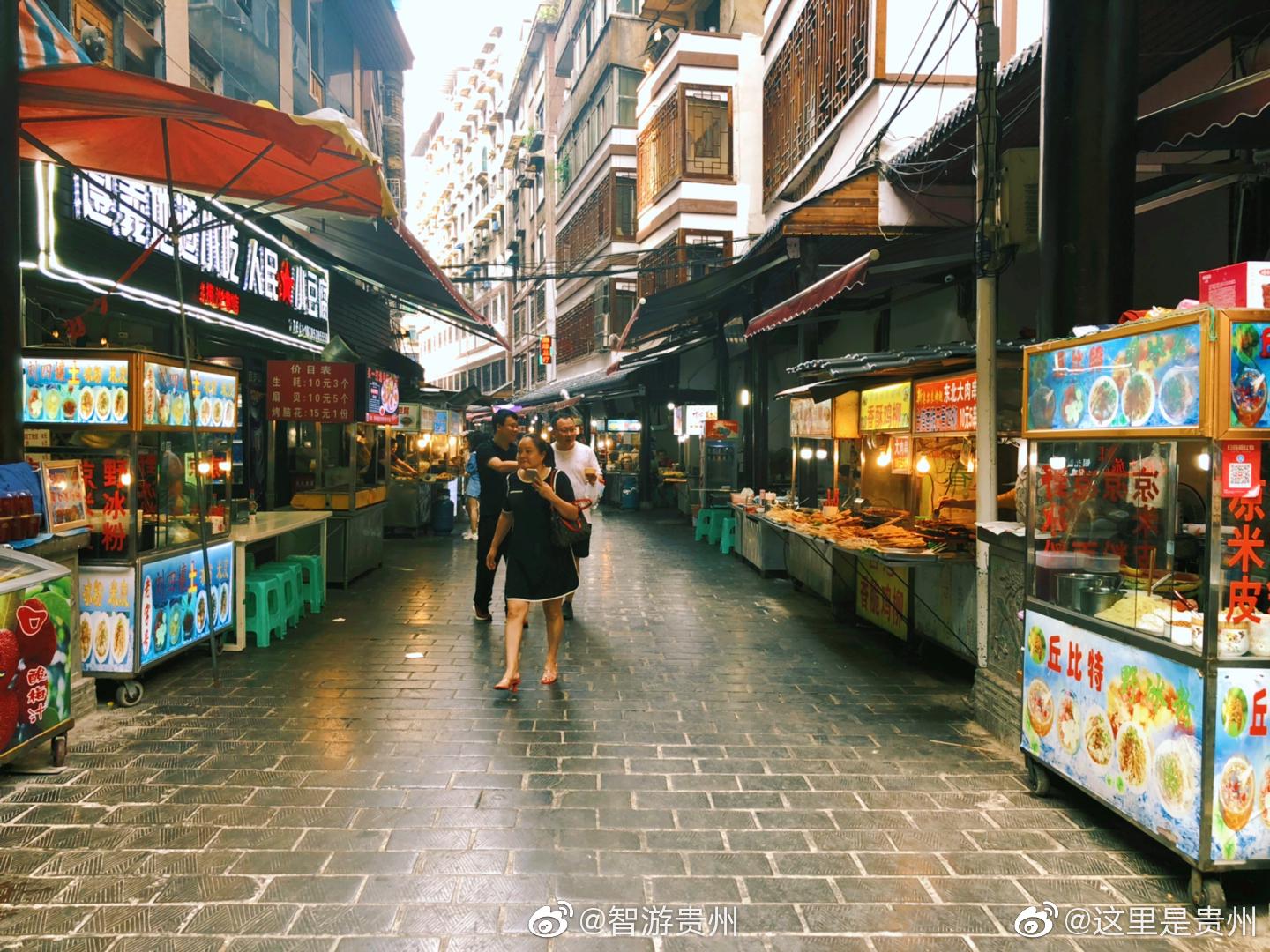 每一座城市都会有一条热闹的小吃街,贵州遵义的这条街叫做捞沙巷