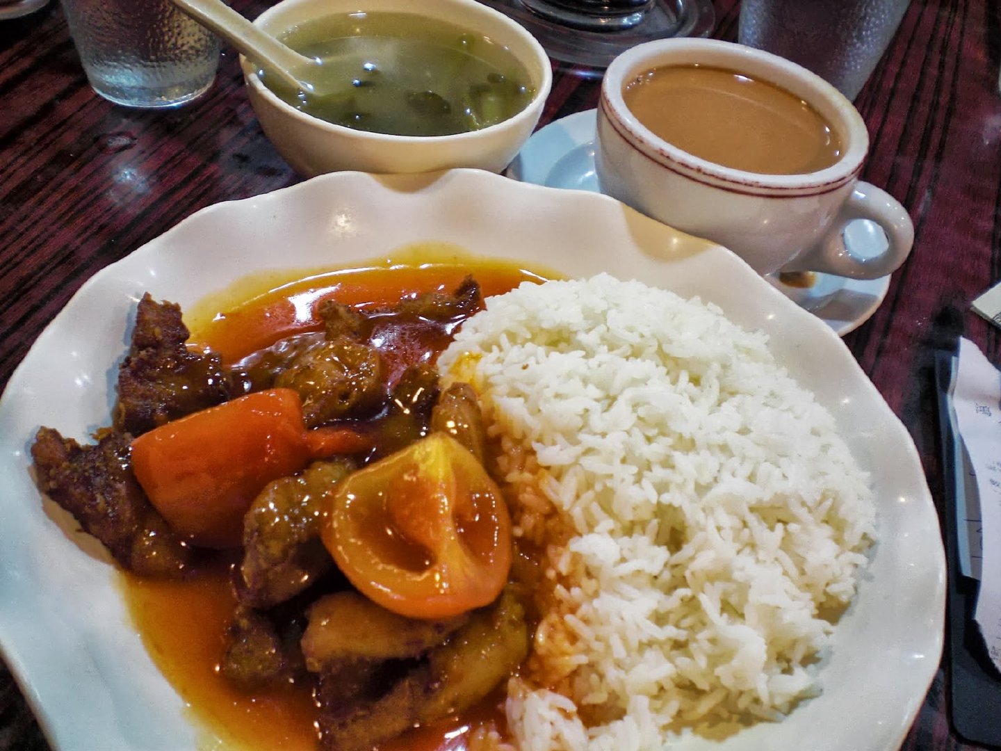 在内地又叫"盖浇饭",在香港的茶餐厅,常见的港式"碟头饭"有被网民称之