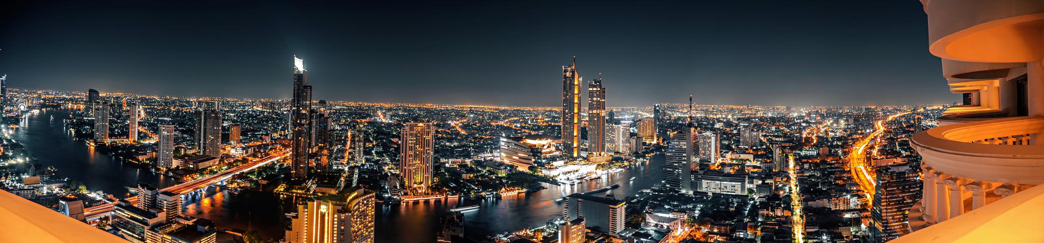 曼谷璀璨夜景 在国家大楼莲花酒店俯瞰曼谷,满眼璀璨霓虹